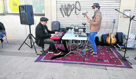 El pianista Xavier Monge, a l'esquerra de la imatge.
