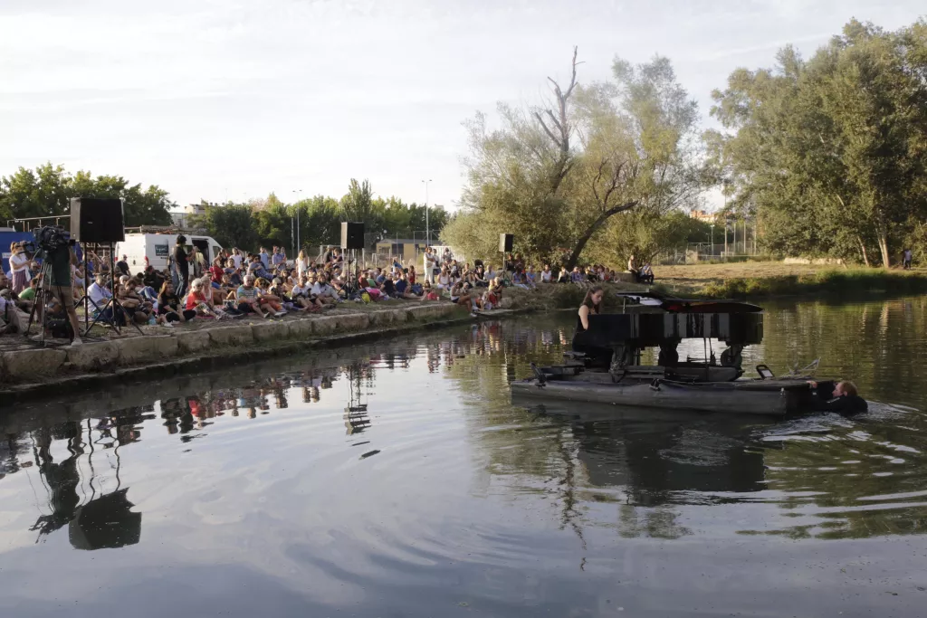 El piano flotant, el setembre passat al riu Segre a Lleida / Amado Forrolla