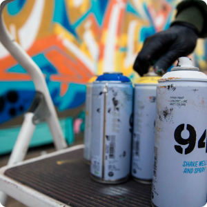Taller de graffiti a càrrec de la marca d’esprais Montana Colors i l’artista Zosen