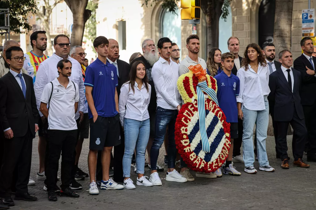 GALERIA: La Diada omple de les tradicionals ofrenes el monument de Rafael Casanova
