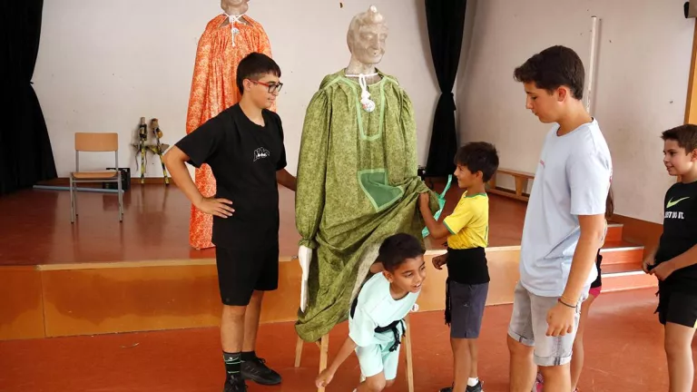 Els infants de Cervera escalfen motors per l'Aquelarret