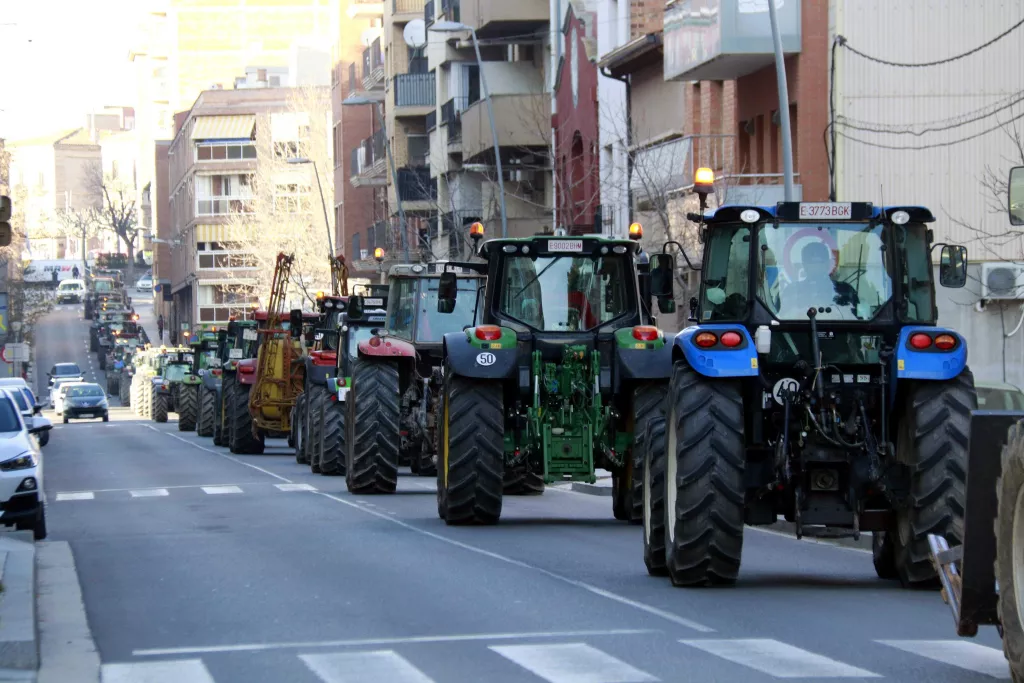 ⏯️ Uns 200 tractors es manifesten a Tàrrega per reclamar mesures que eliminin la plaga de conills