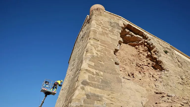 Mor un jove en precipitar-se de la muralla de la Seu Vella
