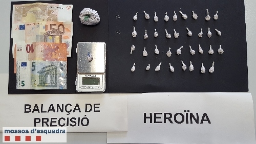 Detingut per traficar amb heroïna i cocaïna en un bar del Barri Antic