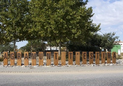 Agramunt instal·la lemes en gran format com a promoció