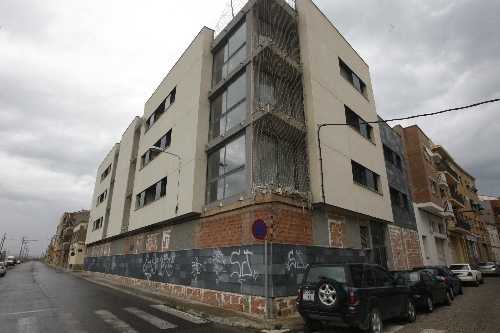 Sisena multa a un banc al permetre que els coloms niïn en una casa