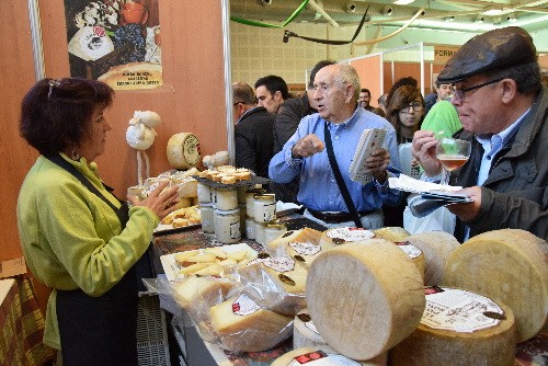 Els artesans venen més de 4.000 quilos de formatge a la Fira de Sant Ermengol