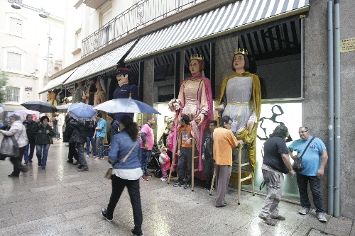Ball sota la pluja dels gegants a l’Eix Comercial