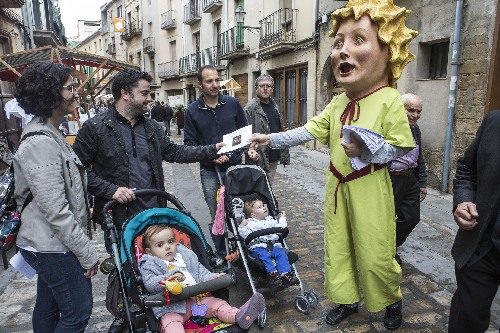 Escriptors i lectors omplen la zona històrica de Cervera