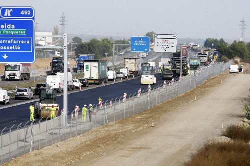 Cues a l’A-2 per l’asfaltatge després de les obres de connexió amb l’A-14