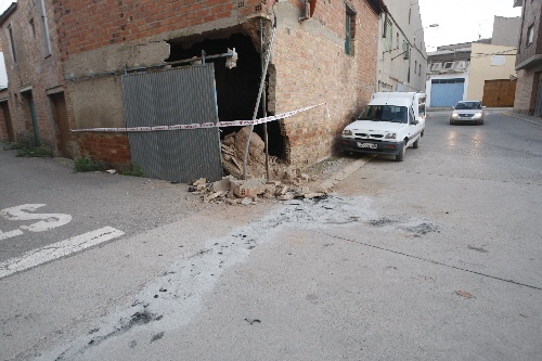 Greu després d’encastar el cotxe contra una casa a Vallfogona
