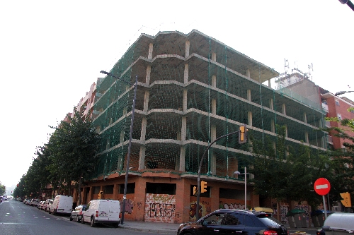 Els bancs es llancen a acabar els blocs de pisos aturats fa anys