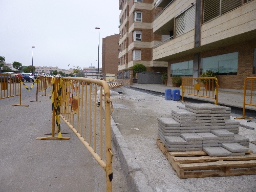 Obres per renovar les voreres d’Alcalde Pujol