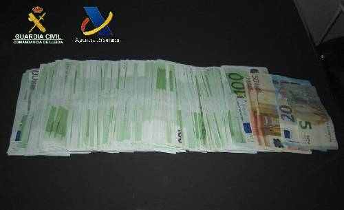 Intervenen 86.925 euros sense declarar a tres persones a la duana