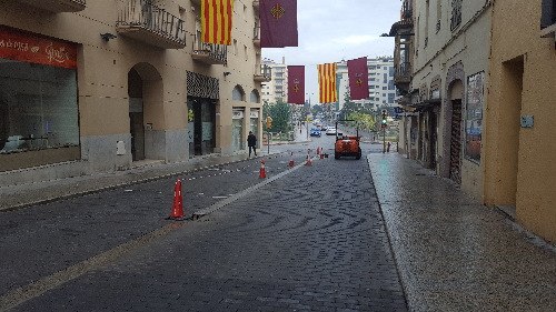 Balaguer reposa llambordes i rajoles abans de la festa major