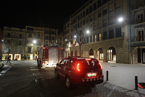 Un vessament de gasoil deixa a les fosques la plaça Mercadal de Balaguer