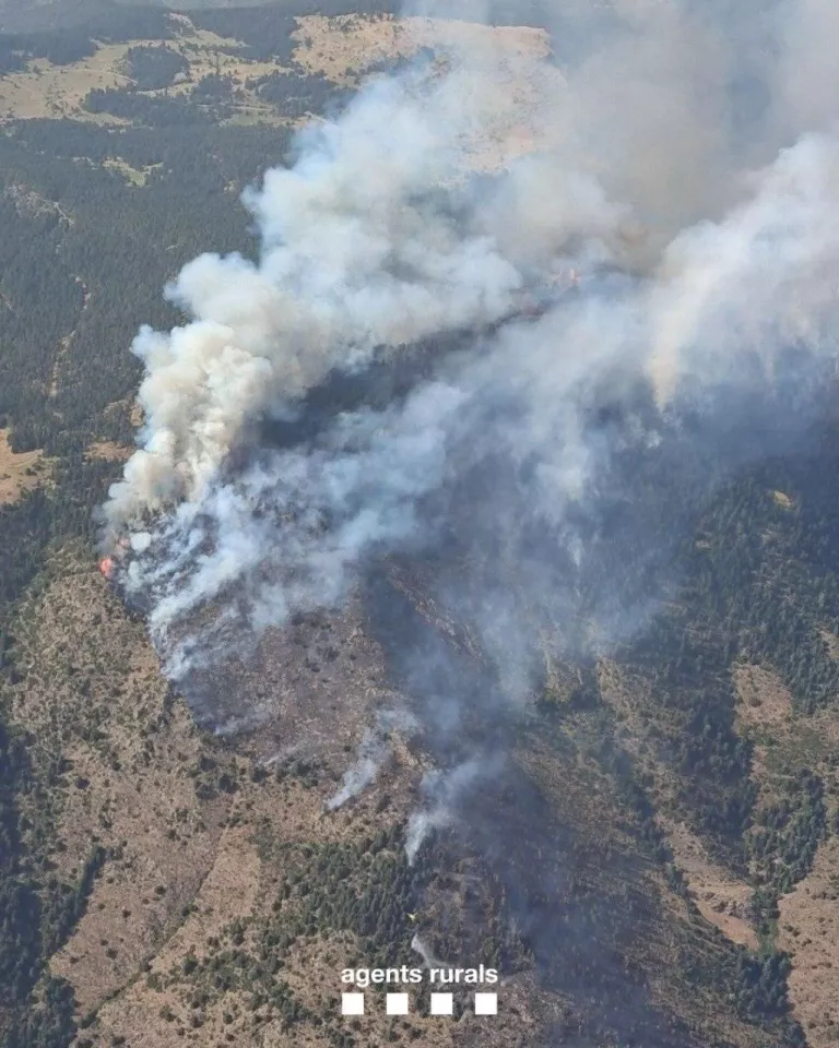 Els Bombers mantenen 19 dotacions a l’incendi de Farrera, ja estabilitzat