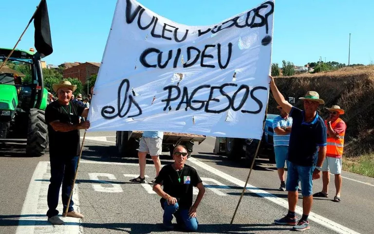Els pagesos tallaran la C-12 a Flix perquè els ajuts pel foc no estiguin condicionats a assegurar els cultius