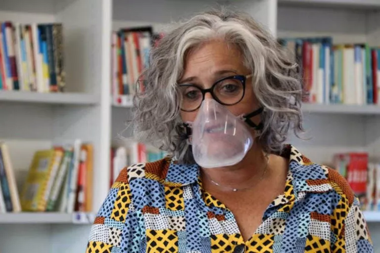 Màscares transparents contra les barreres de comunicació
