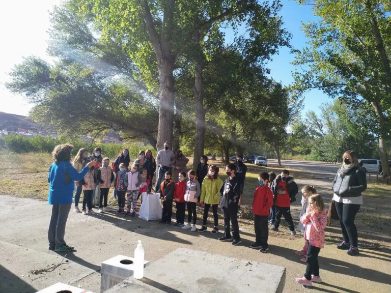 Infants de la Granja d'Escarp descobreixen el medi a l'aiguabarreig