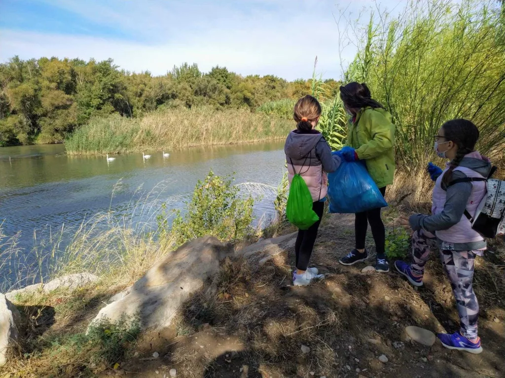 Infants de la Granja d'Escarp descobreixen el medi a l'aiguabarreig