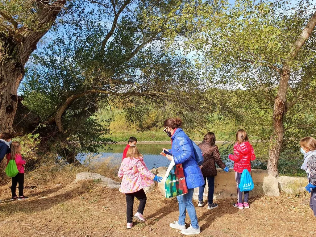 Infants de la Granja d'Escarp descobreixen el medi a l'aiguabarreig