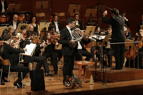 L’Orquestra Julià Carbonell se’n va d’aniversari amb amics