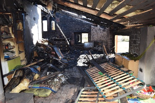 Un foc en una xemeneia destrueix un habitatge a Ribera d’Urgellet
