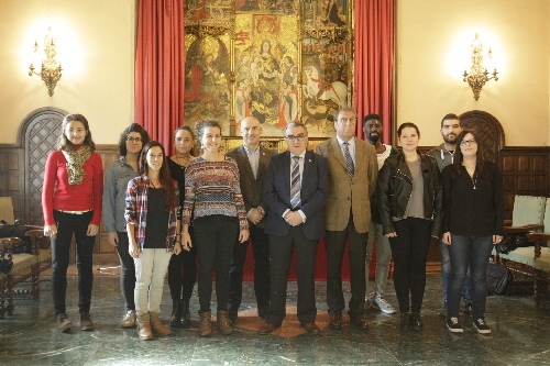 Deu joves comencen avui sis mesos de pràctiques remunerades a la Paeria