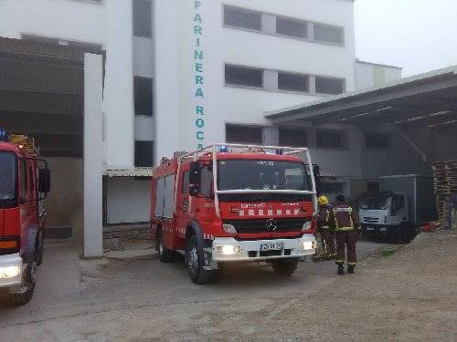 Els Bombers extingeixen un incendi en una farinera d’Agramunt