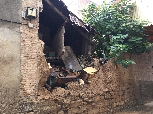 Aitona imposa 14 multes a un banc al deixar una casa en ruïnes