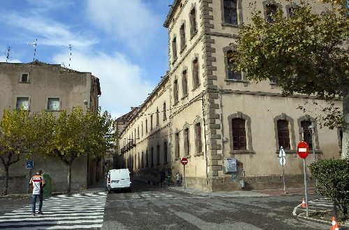 Cervera netejarà i repararà la façana de la Universitat