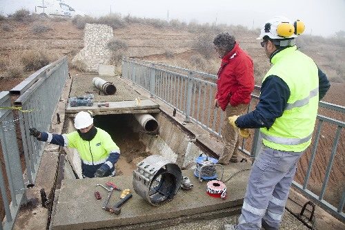 Un camió xoca contra un pont a l’A-2 i trenca la canonada que porta aigua a Tàrrega