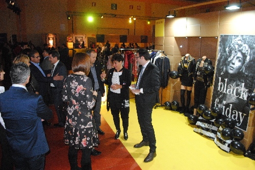 Moda, música i gastronomia a la primera fira nocturna de Mollerussa