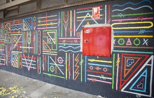 Tàrrega instal·la una boca d’incendi en el centre d’un mural artístic