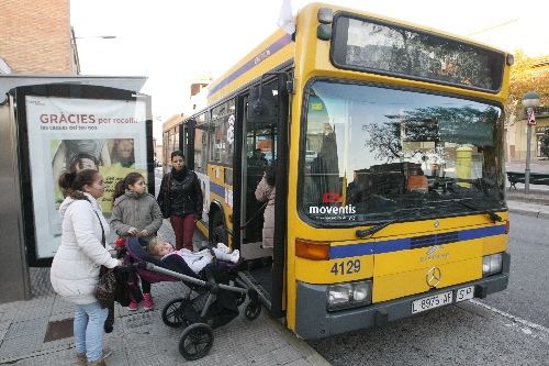 Quatre de cada deu usuaris dels autobusos viatgen gratis per les bonificacions socials