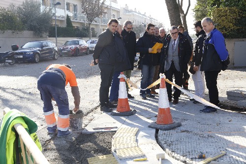 La Paeria rebaixa voreres a Ciutat Jardí en 37 cantonades i instal·la un semàfor