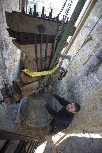 La campana Nova torna a l’església gòtica de Cervera