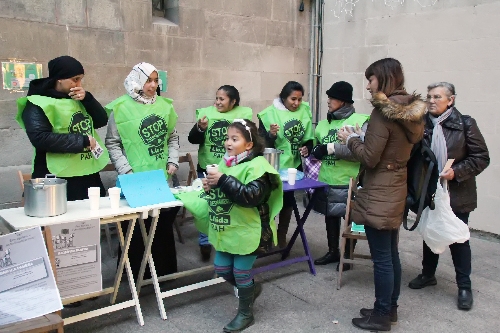 La PAH demana un lloguer social per a una família okupa d’un pis sense llum