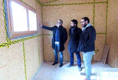 Construeixen una casa de fusta de tres plantes