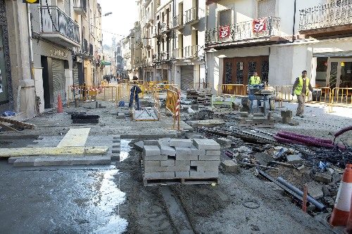 Obres a preu fet per obrir un carrer de Cervera