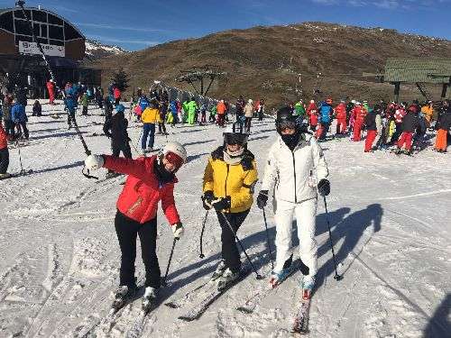 El Pirineu aconsegueix omplir les pistes d’esquí obertes en un macropont just de neu