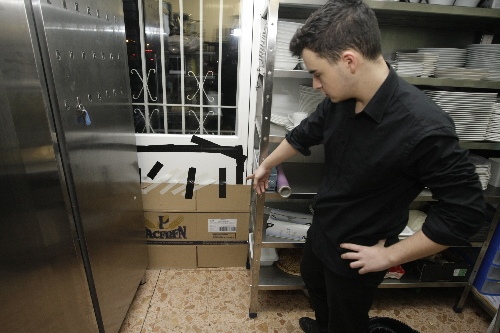 Dos lladres roben més de 2.000 euros en 45 segons en un bar d’Alcarràs