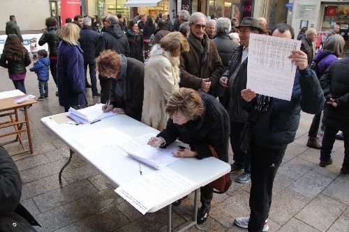 Més de 230 firmes en una hora i mitja a favor de millorar el Barri Antic