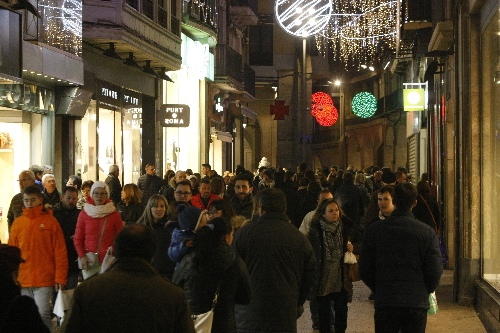 Els compradors omplen les botigues en l’últim festiu abans de Nadal