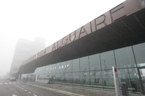 La boira desllueix el primer dia de l’aeroport i desvia 558 esquiadors britànics a Reus