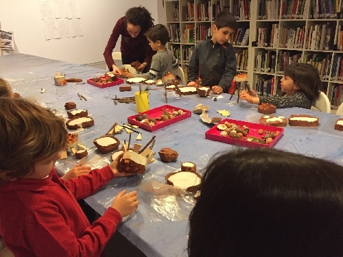 Taller d’‘accions i formes’ per als nens a la Panera