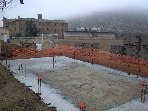 Voluntaris fan un local al camp de futbol de Torà