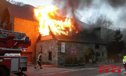 Cremen la teulada i un pis en un restaurant de Casarilh