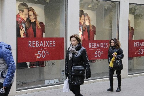 El Govern liberalitza les rebaixes i prohibeix la venda a domicili o per telèfon sense permís